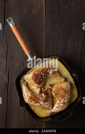 Entenbein, gebratene Ente, gusseisernes Skillet, gebratener Ofen, südliches gebratenes Hühnerrezept Stockfoto