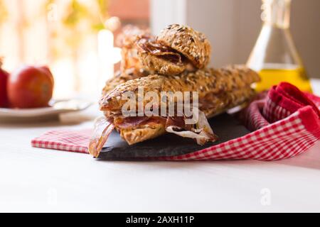 Spanisches Schinken-Sandwich mit Olivenöl, Tomate und Knoblauch. Trzusätzliche katalanische Küche Vorspeise bekannt als Bocadillo de jamon Stockfoto