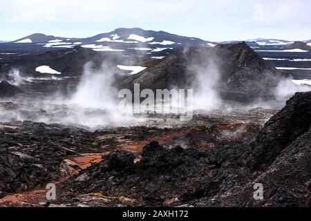 Reeky Lavas Feld im Erdothermaltal Leirhnjukur, in der Nähe des Vulkans Krafla, Island. Landschaftsfotografie Stockfoto