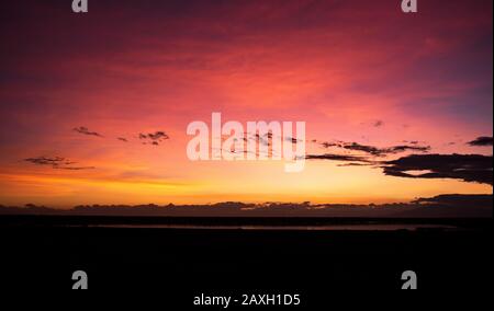 Die wechselnden Farben des Sonnenaufgangs über dem See Ndutu Stockfoto