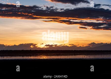 Goldener Sonnenaufgang über dem See Ndutu Stockfoto