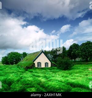 Traditionelle Rasenplatzkirche im Dorf Hof, Vatnajokull National Park, Island. Landschaftsfotografie Stockfoto