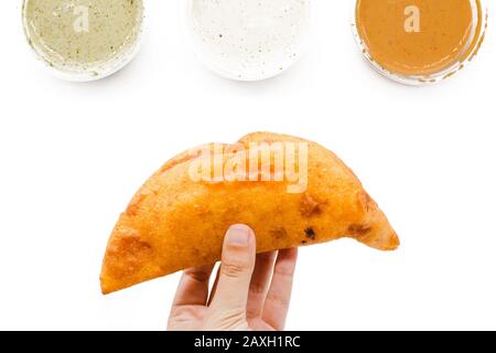 Empanada kreatives Layout auf weißem Hintergrund. Venezolanische und kolumbianische instagram-lebensmittelzusammensetzung. Draufsicht, flacher Lay. Gebratene Empanadas aus Amerika Stockfoto