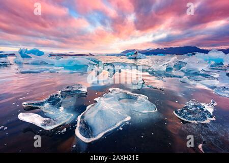 Unglaubliche Landschaft mit Eisbergen in der glazialen Lagune von Jokulsarlon. Vatnajokull National Park, Südostisland, Europa. Stockfoto