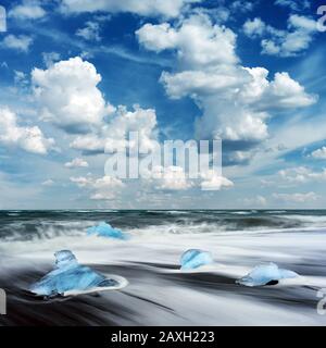 Blue Iceberg pieces on Diamond Beach near Jokulsarlon Lagoon, Island. Landschaftsfotografie Stockfoto