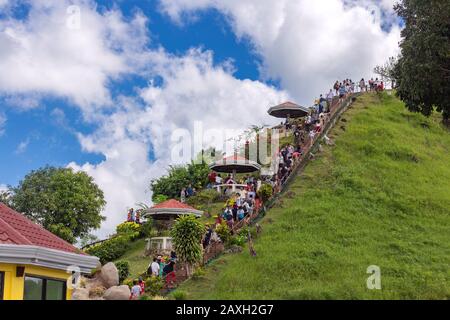 Bohol, Philippinen - 27. Januar 2020: Viele Touristen besuchen Chocolate Hills Stockfoto