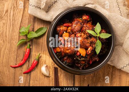 Köstliches traditionelles chinesisches Hühnergericht mit drei Tassen. Stockfoto