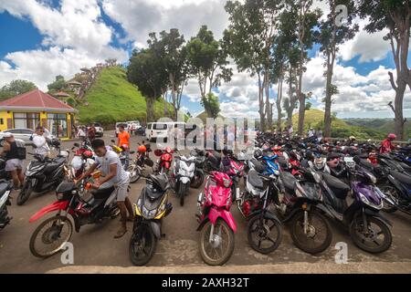 Bohol, Philippinen - 27. Januar 2020: Viele geparkte Motorräder in der Nähe von Chocolate Hills Stockfoto