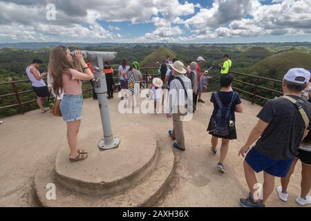 Bohol, Philippinen - 27. Januar 2020: Viele Touristen besuchen Chocolate Hills Stockfoto