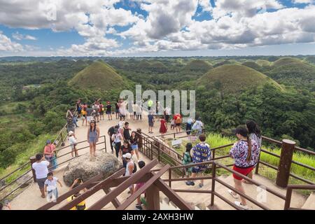 Bohol, Philippinen - 27. Januar 2020: Viele Touristen besuchen Chocolate Hills Stockfoto