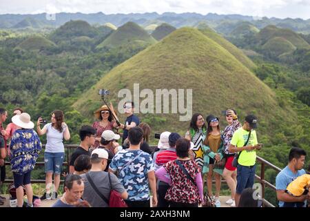 Bohol, Philippinen - 27. Januar 2020: Viele Touristen besuchen Chocolate Hills Stockfoto