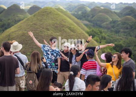 Bohol, Philippinen - 27. Januar 2020: Viele Touristen besuchen Chocolate Hills Stockfoto