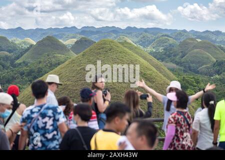 Bohol, Philippinen - 27. Januar 2020: Viele Touristen besuchen Chocolate Hills Stockfoto