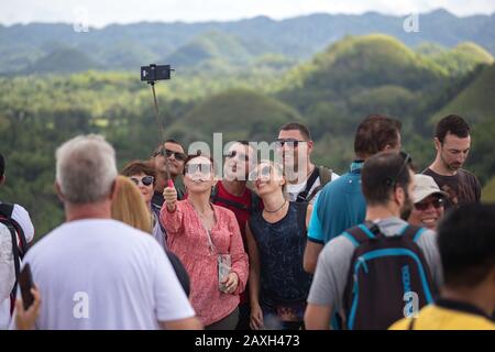 Bohol, Philippinen - 27. Januar 2020: Viele Touristen besuchen Chocolate Hills Stockfoto