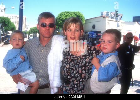 Westwood, Kalifornien, USA 9. Juli 1995 (L-R) Luke William Schroder, Schauspieler Rick Schroder, Frau Andrea Schroder und Holden Richard Schroder besuchen Warner Bros. Pictures' 'Free Willys 2: The Adventure Home' Premiere am 9. Juli 1995 im Mann Village Theatre in Westwood, Kalifornien, USA. Foto von Barry King/Alamy Stock Photo Stockfoto