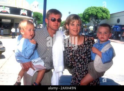 Westwood, Kalifornien, USA 9. Juli 1995 (L-R) Luke William Schroder, Schauspieler Rick Schroder, Frau Andrea Schroder und Holden Richard Schroder besuchen Warner Bros. Pictures' 'Free Willys 2: The Adventure Home' Premiere am 9. Juli 1995 im Mann Village Theatre in Westwood, Kalifornien, USA. Foto von Barry King/Alamy Stock Photo Stockfoto