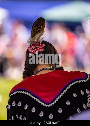 Gebürtige Amerikanerin in einem traditionellen Kleid auf dem Pow Wow Festival Stockfoto