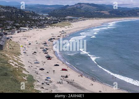 Panoramablick auf eine Pazifikstadt, Oregon, von der Spitze der Sanddüne von Cape Kiwanda. Stockfoto