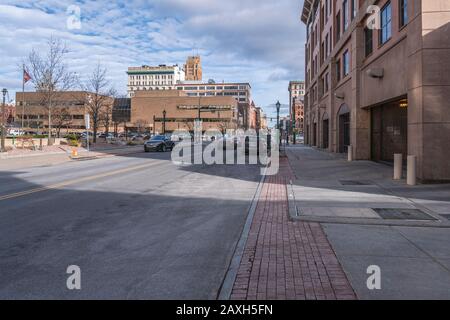 Syracuse, NEW YORK - 05. FEBRUAR 2020: Straßenansicht der W Washington St und S Salina St und des Solvay Bank Building im Hintergrund. Stockfoto