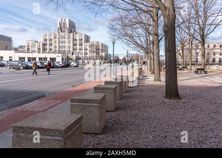 Syracuse, NEW YORK - 05. FEBRUAR 2020: Street View of Niagara Mohawk Building im Hintergrund. Stockfoto