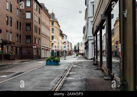 Oslo, Norwegen - 11. August 2019: Straße in Grunerlokka, einem angesagten Hipperviertel im Zentrum von Oslo. Sommerregen Stockfoto