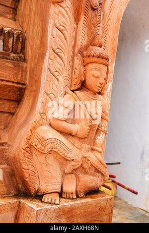 Die Shwe Indein Pagode ist ein Komplex von Hunderten uralten Stupas, die ab dem 8. Jahrhundert nach Christus erbaut wurden. Stockfoto