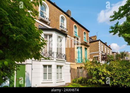 Straße mit traditionellen Häusern im Stadtteil Hammersmith in London. England Stockfoto