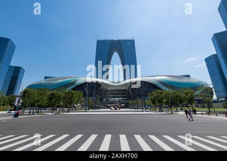 Suzhou, China - 24. August 2018: Blick auf das Tor des Orients, Hose, orientalisches Bogengebäude im Suzhou Jinji See. Stockfoto
