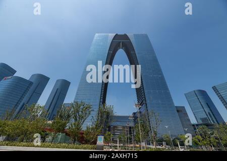 Suzhou, China - 24. August 2018: Blick auf das Tor des Orients, Hose, orientalisches Bogengebäude im Suzhou Jinji See. Stockfoto
