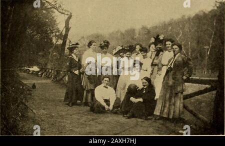 Skalpell: Das Jahrbuch von 1911 des Woman's Medical College of Pennsylvania. Eine George Washington Party. 122. Ein Ausflug (1912). Stockfoto