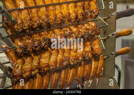 Nahaufnahme von gerösteten Hühnerflügeln im chinesischen Restaurant Stockfoto