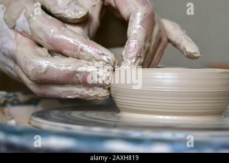 Makro der Töpfer macht Erdboden, Hände tun Tonplatte Stockfoto