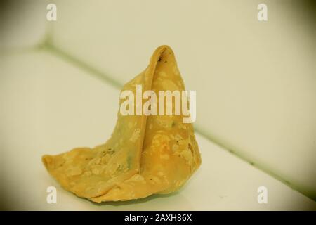 Vegetarisches Essen: Aloo samosa oder Samosas. Indische Spezial traditionelle Straßennahrung. Berühmtes indisches Punjabi-Essensamosa mit würzig gekochtem Kartoffelmixt Stockfoto