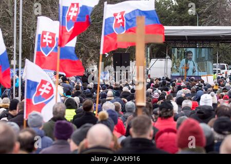 Hunderte Slowaken kamen ins Zentrum der Hauptstadt, um an einem Gebetstreffen teilzunehmen, das christliche Aktivisten gegen das Übereinkommen von Istanbul zur Prävention und Bekämpfung von Gewalt gegen Frauen am 11. Februar 2020 in Bratislava, Slowakei, organisierten. Die Slowakei hat die Konvention nicht ratifiziert, aber sie ist vor den Parlamentswahlen in dem Land der Katholiken zu einem heissen Thema geworden. (CTK Foto/Martin Mikula) Stockfoto