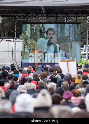 Hunderte Slowaken kamen ins Zentrum der Hauptstadt, um an einem Gebetstreffen teilzunehmen, das christliche Aktivisten gegen das Übereinkommen von Istanbul zur Prävention und Bekämpfung von Gewalt gegen Frauen am 11. Februar 2020 in Bratislava, Slowakei, organisierten. Die Slowakei hat die Konvention nicht ratifiziert, aber sie ist vor den Parlamentswahlen in dem Land der Katholiken zu einem heissen Thema geworden. (CTK Foto/Martin Mikula) Stockfoto