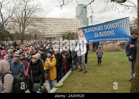 Hunderte Slowaken kamen ins Zentrum der Hauptstadt, um an einem Gebetstreffen teilzunehmen, das christliche Aktivisten gegen das Übereinkommen von Istanbul zur Prävention und Bekämpfung von Gewalt gegen Frauen am 11. Februar 2020 in Bratislava, Slowakei, organisierten. Die Slowakei hat die Konvention nicht ratifiziert, aber sie ist vor den Parlamentswahlen in dem Land der Katholiken zu einem heissen Thema geworden. (CTK Foto/Martin Mikula) Stockfoto