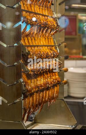 Reihen heißer gerösteter Hühnerflügel im chinesischen Restaurant Stockfoto