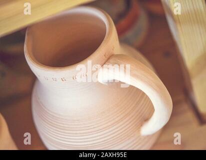 Kanne aus Ton. Pitcher aus weißem Ton. Vor dem Abfeuern. Draufsicht Stockfoto