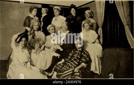 Skalpell: Das Jahrbuch von 1911 des Woman's Medical College of Pennsylvania. Masqueraders (1911). Eine George Washington Party. 122 Stockfoto