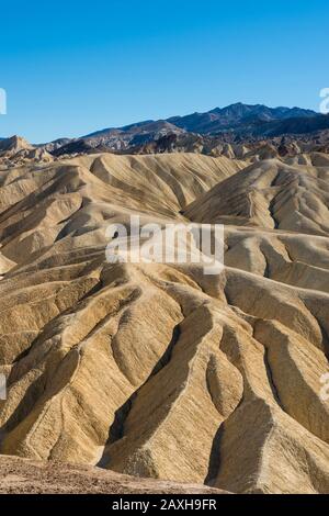 Vereinigte Staaten, Kalifornien: Zabriskie Point, Teil der Amargosa Range, östlich des Todeswalles gelegen Stockfoto