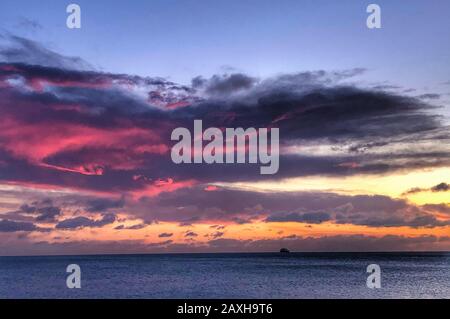 Die Sonne geht über die Whitley Bay in Northumberland. Schnee und Eis könnten am Mittwoch zu Reisestörungen führen, bevor Großbritannien am Wochenende von einem weiteren Starkregen und Gales von Storm Dennis heimgesucht wird. Stockfoto