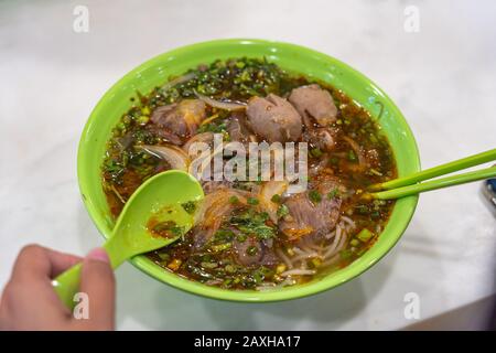 Menschen essen vietnamesische Rindernudeln - Bun Bo Hue Stockfoto