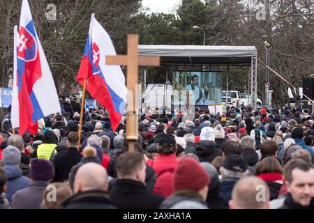 Hunderte Slowaken kamen ins Zentrum der Hauptstadt, um an einem Gebetstreffen teilzunehmen, das christliche Aktivisten gegen das Übereinkommen von Istanbul zur Prävention und Bekämpfung von Gewalt gegen Frauen am 11. Februar 2020 in Bratislava, Slowakei, organisierten. Die Slowakei hat die Konvention nicht ratifiziert, aber sie ist vor den Parlamentswahlen in dem Land der Katholiken zu einem heissen Thema geworden. (CTK Foto/Martin Mikula) Stockfoto