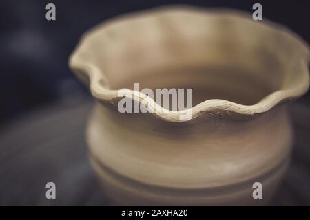 Rohe Tonvase, Oberkante der Vasenwelle Nahaufnahme Stockfoto