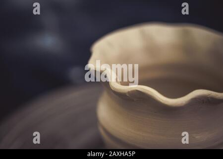 Rohe Tonvase, Oberkante der Vasenwelle Nahaufnahme Stockfoto