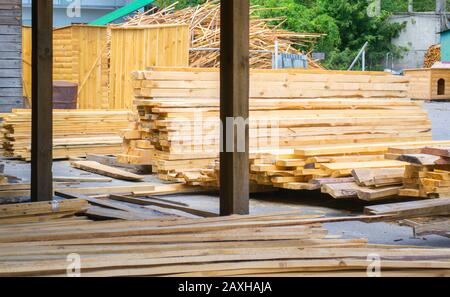 Sägewerk. Lagerhaus zum Sägen von Bretter in einem Sägewerk im Freien. Holzstapel aus Holzrohlingen Baumaterial Stockfoto