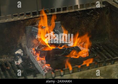 Heiße brennende Flamme auf Holzkohle im Grillofen Stockfoto