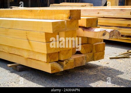 Sägewerk. Lagerhaus zum Sägen von Bretter in einem Sägewerk im Freien. Holzstapel aus Holzrohlingen Baumaterial Stockfoto