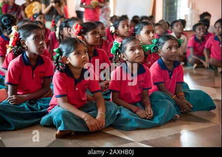 Tamil NADU, INDIEN - Kinder einer Grundschule, die eine Lektion besucht Stockfoto