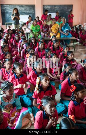 Tamil NADU, INDIEN - Kinder einer Grundschule, die eine Lektion besucht Stockfoto